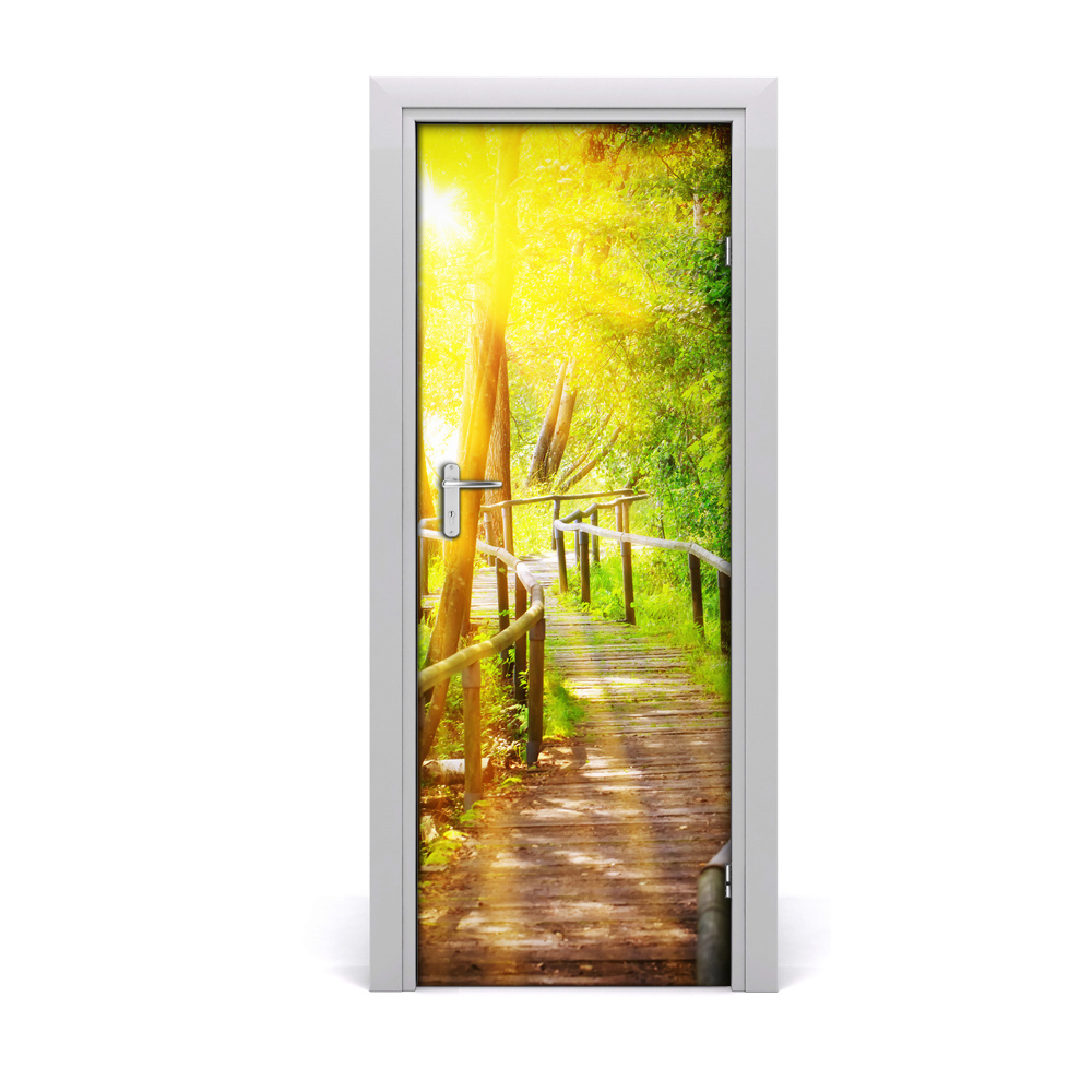 Autocolant de uşă Poteca în pădure printre copaci
