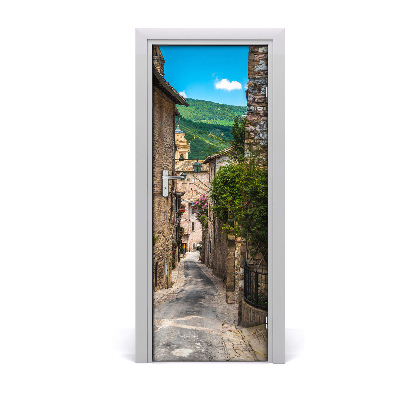 Tapet autocolant pentru uși O stradă fermecătoare cu dealuri verzi