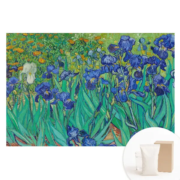 Tapet nețesut cu imprimeu Iriși violet într-o grădină verde