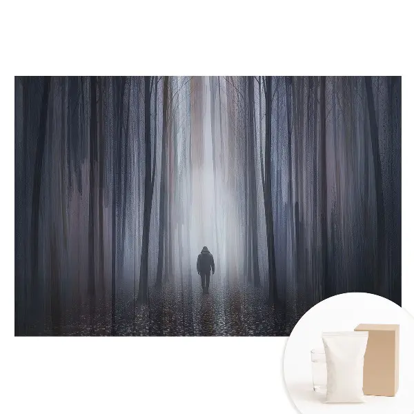 Tapet fotomural din material nețesut cu o figură singuratică într-o pădure misterioasă