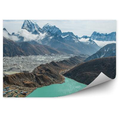 Fototapet pentru perete Suprafața De Apă Printre Peisajul Montan, Vedere De Ochi De Pasăre