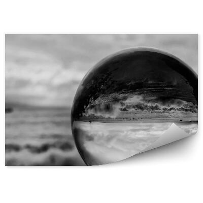 Fototapet pentru perete Minge Alb-Negru Care Reflectă Valurile Peisajului