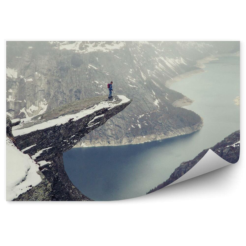 Decor fototapet Zăpadă Norvegia stânci turist