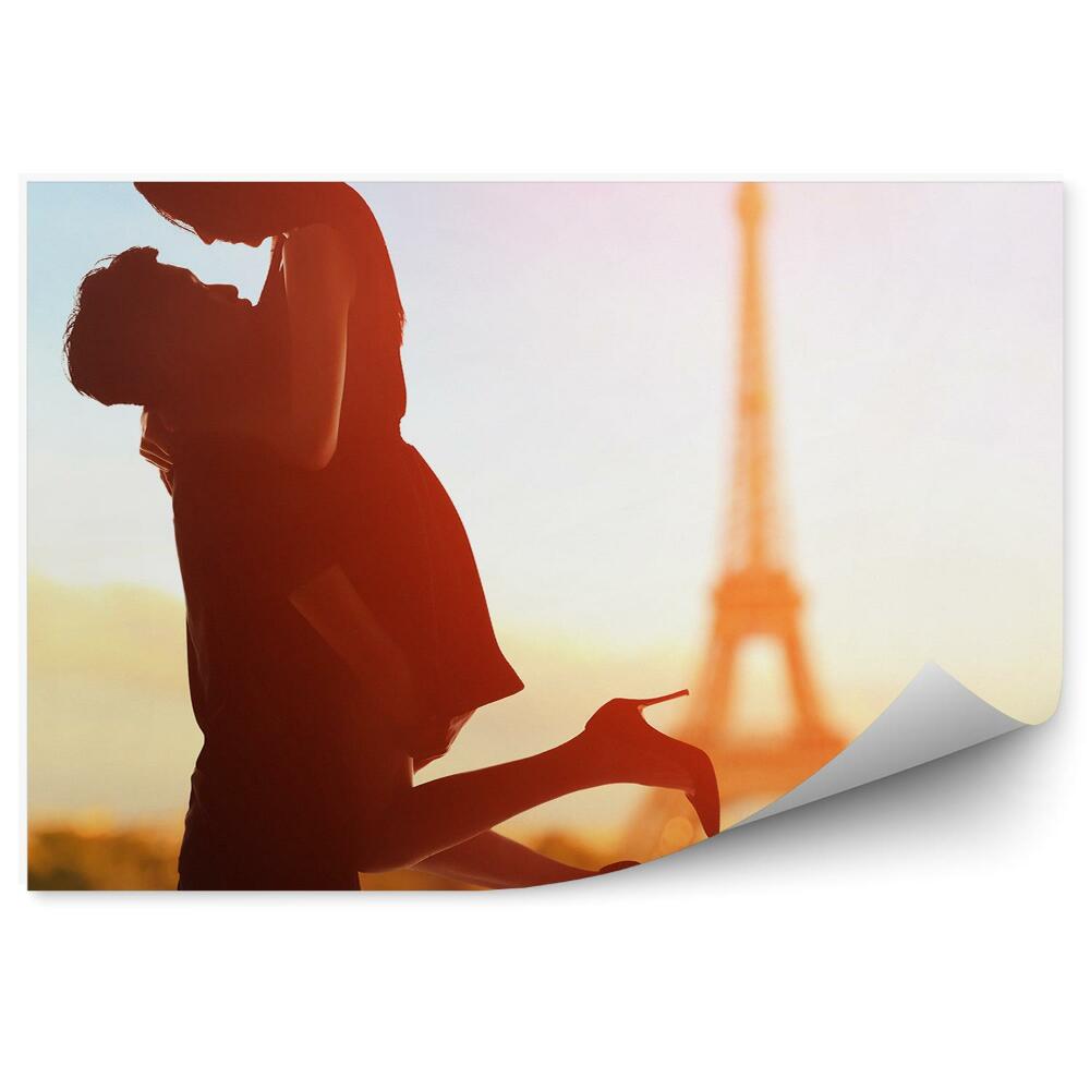 Fototapet pentru perete Cuplu tânăr îndrăgostit pe fundalul Turnului Eiffel din Paris