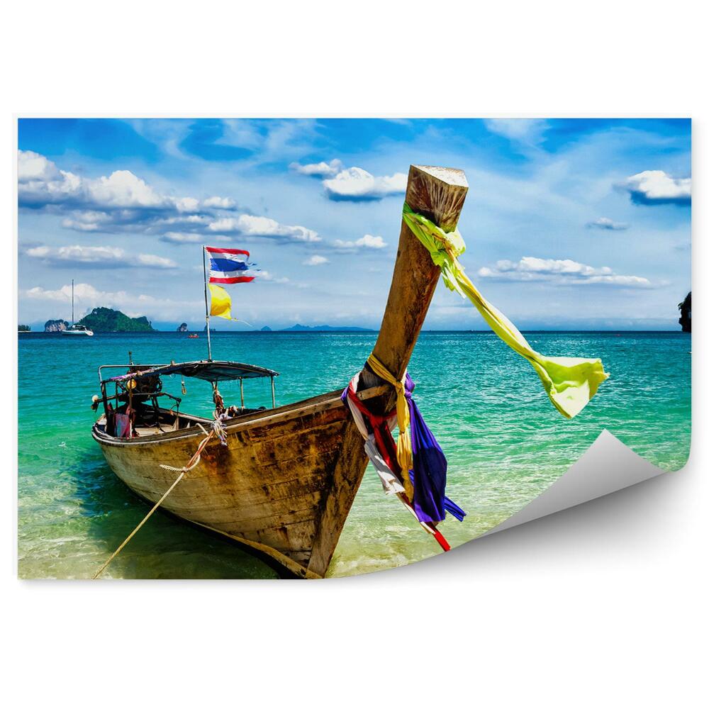 Fototapet perete Barcă lungă pe plajă steagurile în apropierea apei albastre