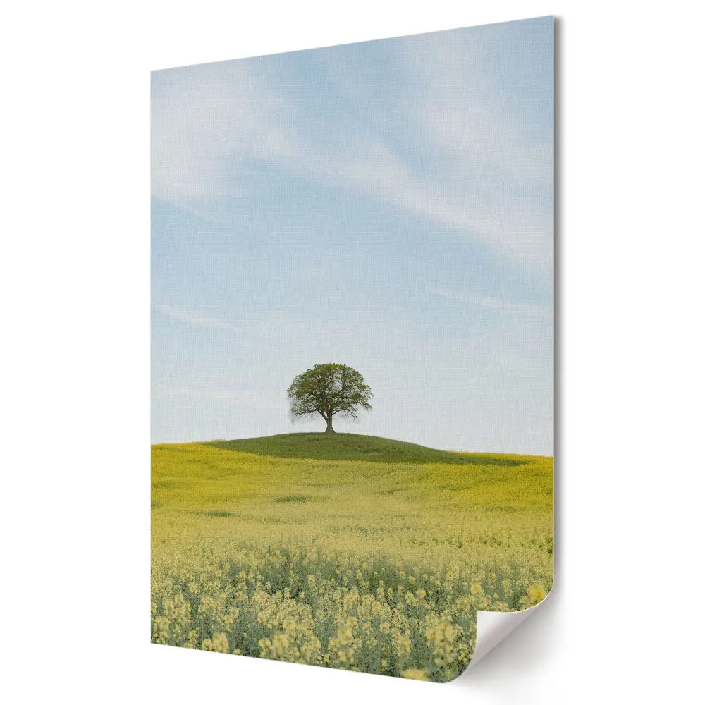 Poster de perete cu un copac singuratic pe un deal verde