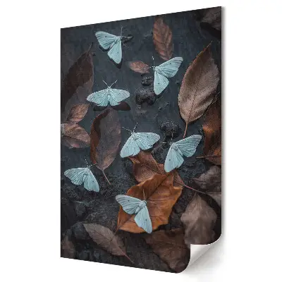 Tablou canvas cu grafică murală reprezentând fluturi pe fundal de frunze de toamnă