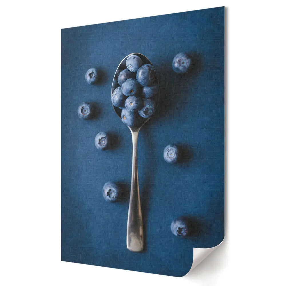 Tablou canvas cu grafică murală reprezentând fructe de pădure pe fundal albastru elegant