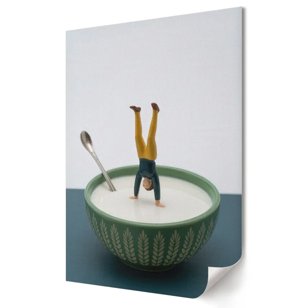 Poster decorativ Acrobat la scară microscopică într-un bol cu iaurt