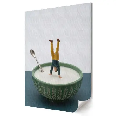 Poster decorativ Acrobat la scară microscopică într-un bol cu iaurt