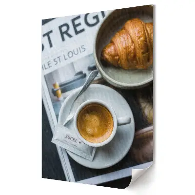 Tablou canvas Cafeaua de dimineață cu croissant și ziar
