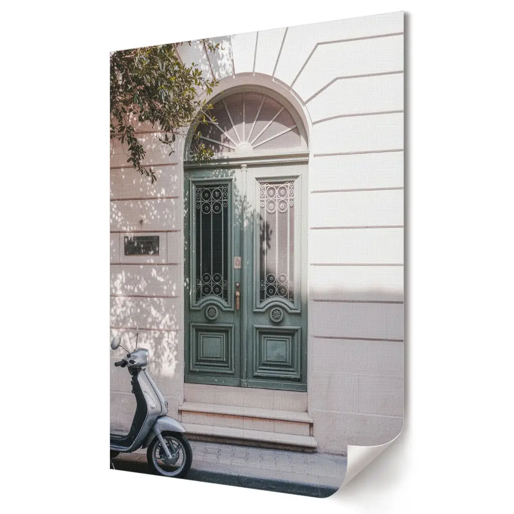 Tablou canvas cu grafică murală reprezentând uși verzi într-o atmosferă urbană