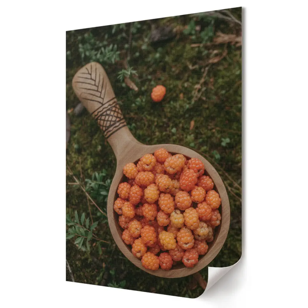 Poster decorativ Comori ale pădurii cu fructe de pădure într-un bol de lemn