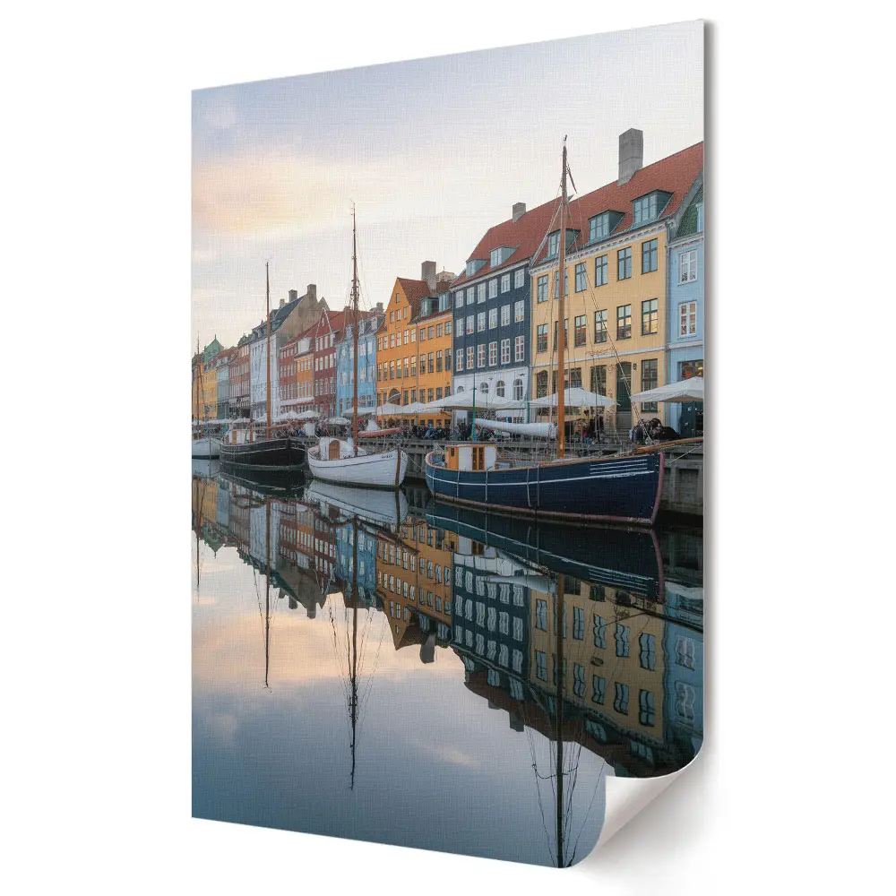 Tablou canvas cu grafică murală reprezentând case colorate lângă apă