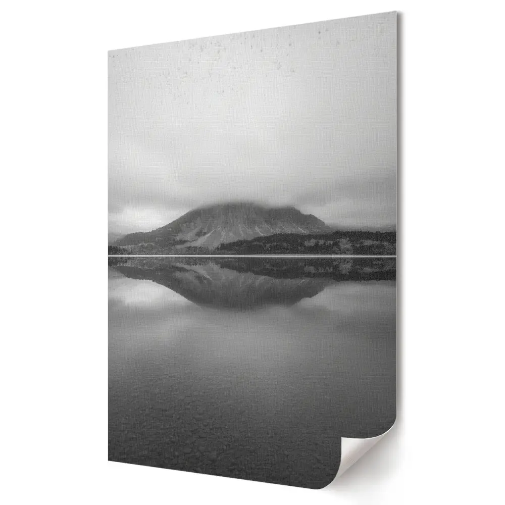Tablou canvas Liniștea unui lac de munte în monocrom