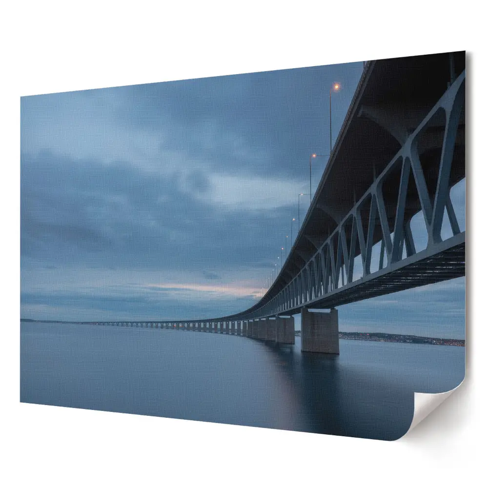 Tablou canvas modern Un pod într-un cadru albastru la amurg