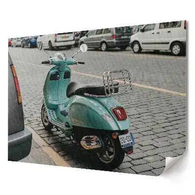 Poster stilizat cu scuter verde în parcarea orașului