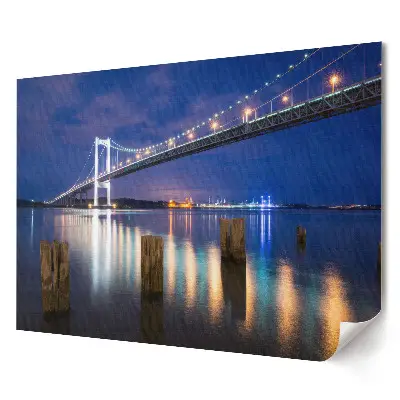 Poster stilizat cu podul orașului în luminile nocturne pentru living