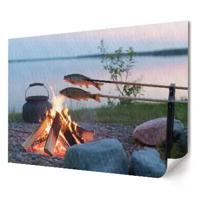 Tablou canvas modern cu peisaj reprezentând afumarea peștelui la foc lângă lac