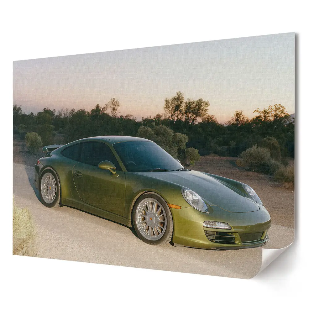 Poster decorativ pentru living cu Porsche verde pe un drum deșertic
