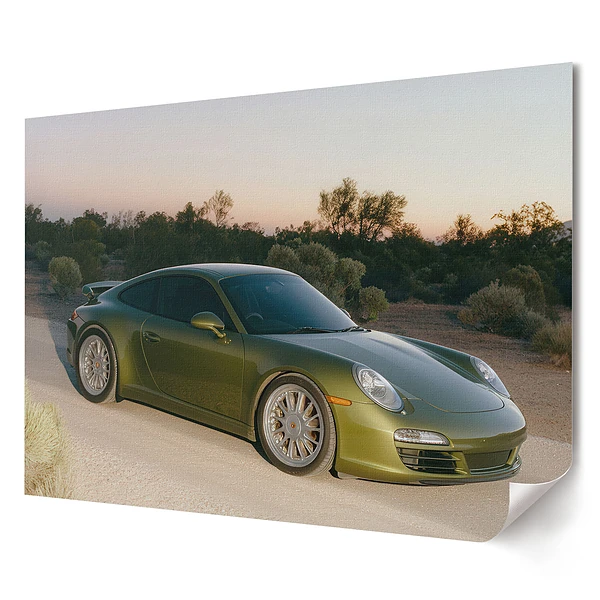 Poster decorativ pentru living cu Porsche verde pe un drum deșertic