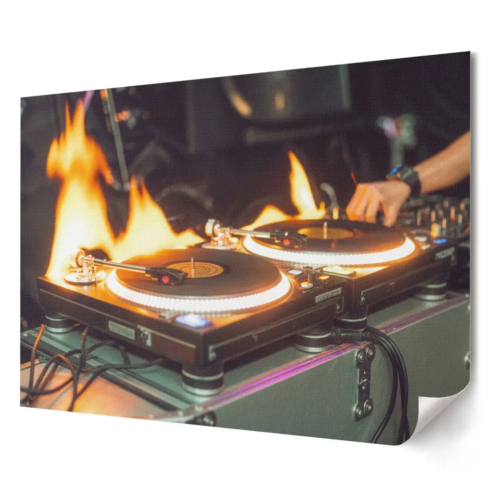 Poster pentru living cu DJ pe scenă între lumini reflectoare