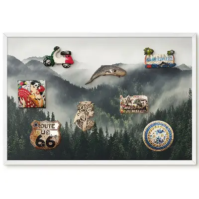 Panou magnetic înrămat cu peisaj montan cețos și pădure