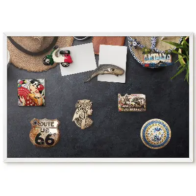 Panou magnetic înrămat pentru magneți cu accesorii de vară pe fundal întunecat