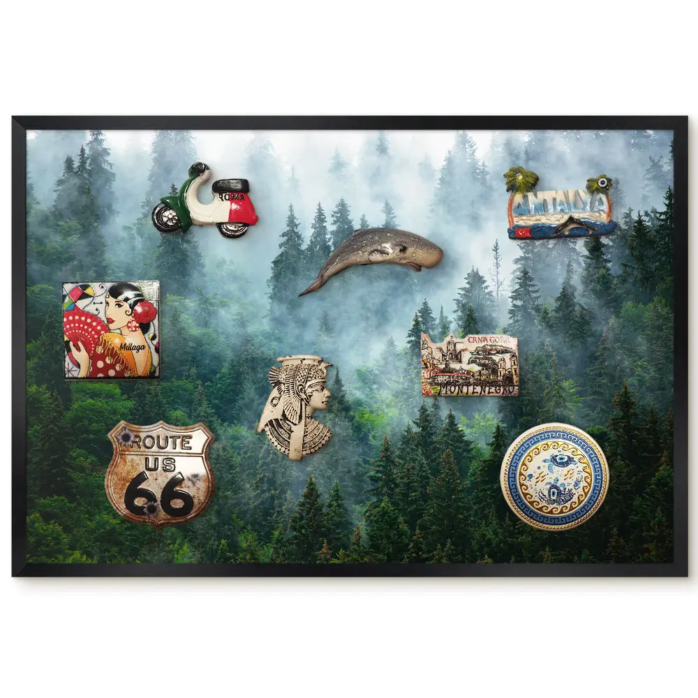 Panou magnetic înrămat cu peisaj de pădure densă în ceață