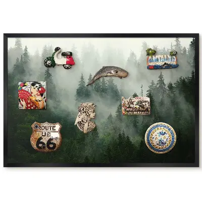 Panou magnetic înrămat cu peisaj de pădure verde în ceață