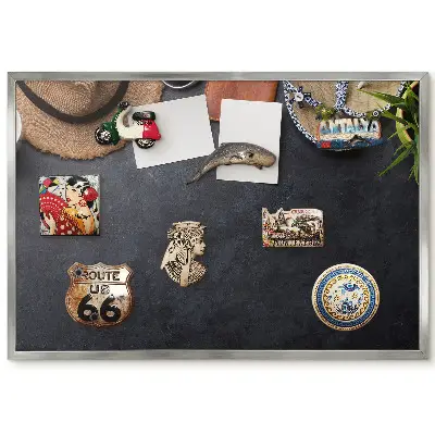 Tablă magnetică de perete cu accesorii de vară pe fundal întunecat