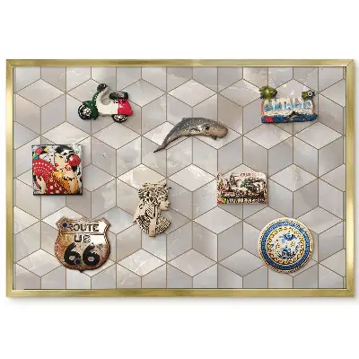 Tablă magnetică de perete cu ramă aurie și design geometric cu cuburi