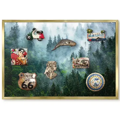 Tablă magnetică de perete cu ramă aurie și imprimeu pădure densă în ceață