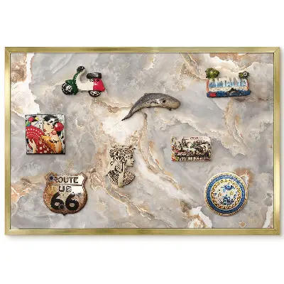 Tablă magnetică de perete cu ramă aurie și imprimeu abstract în nuanțe de bej și gri