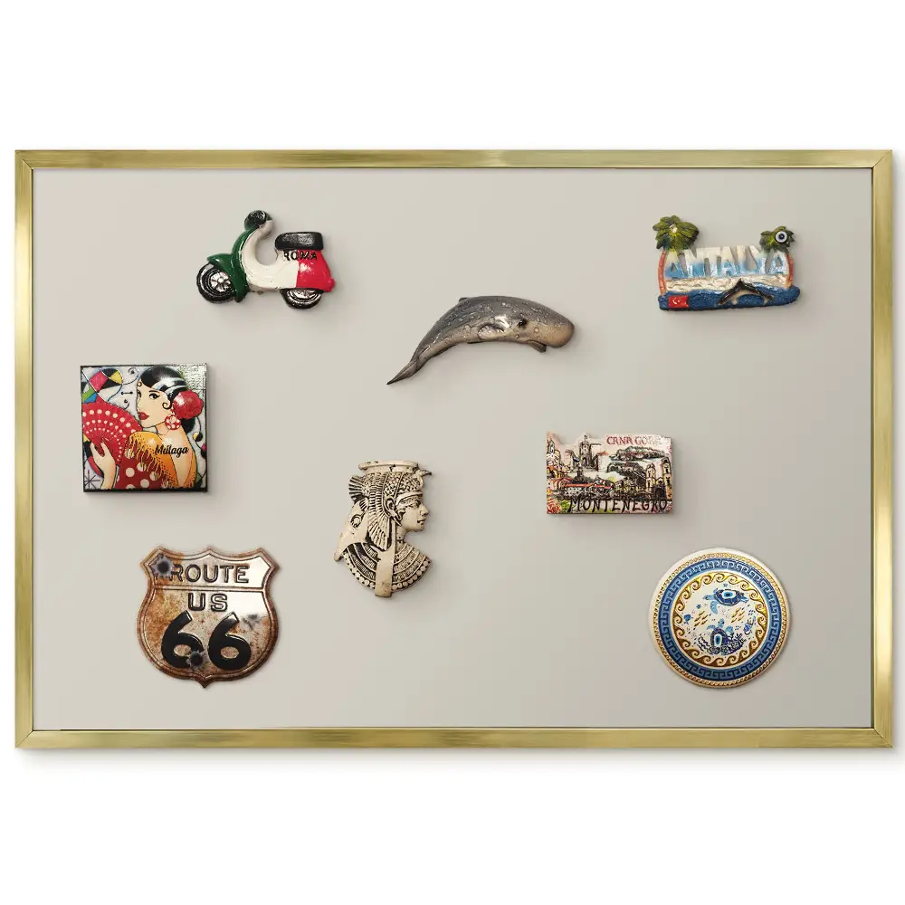 Tablă magnetică de perete cu ramă aurie, design minimalist