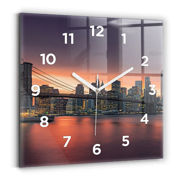 Ceas de sticlă pe perete pătrat East River din New York