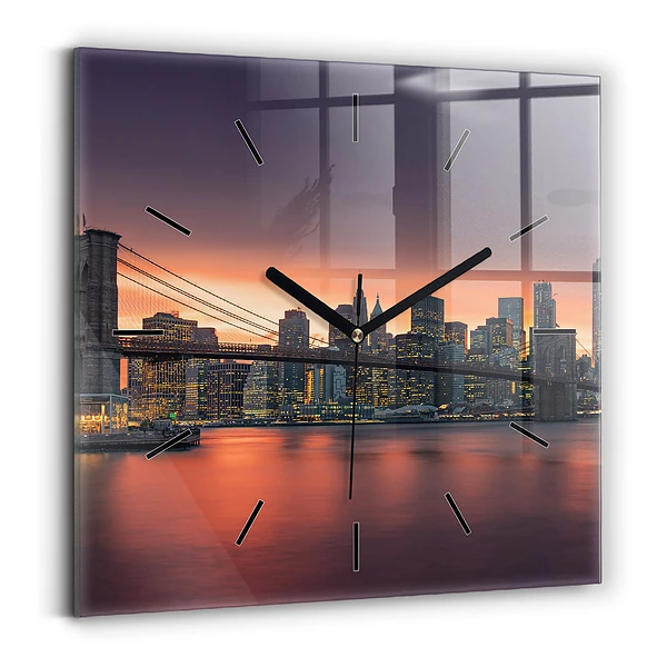 Ceas de sticlă pe perete pătrat East River din New York