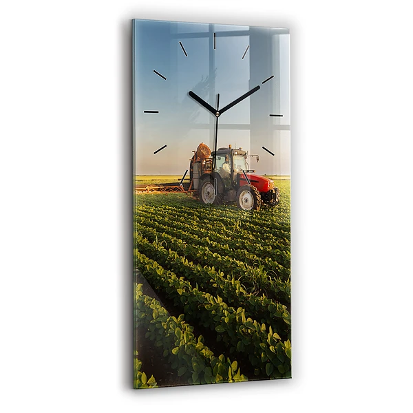 Ceas de sticlă pe perete vertical Tractor într-un câmp agricol