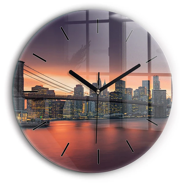 Ceas de sticlă pe perete rotund East River din New York
